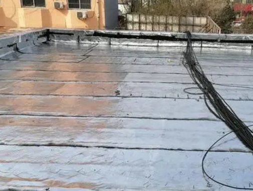 北戴河卫生间漏水维修公司分享下北戴河屋面楼顶防水刚性防水层施工要点。